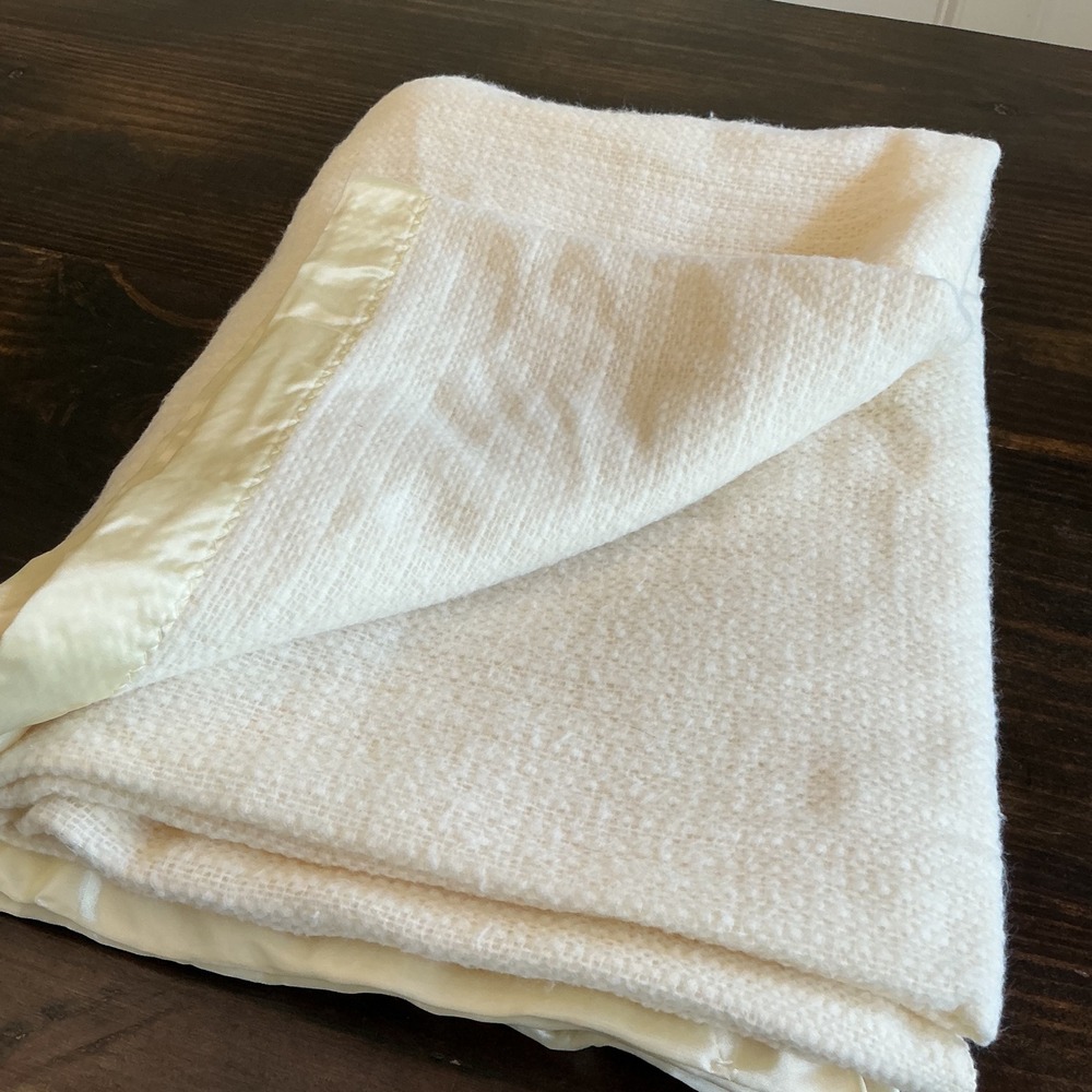 Vintage Cream Yellow Thermal Waffle Weave Blanket Satin Trim Edge 64x83